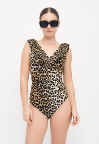 Fato de banho de uma peça com padrão de leopardo, detalhes de ombros com babados, apresentando um decote em V profundo, design ajustado e uma combinação de tons de preto e ouro.