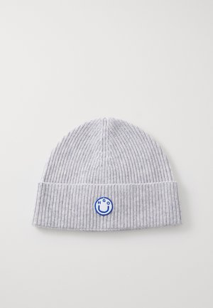 Grau gerippte Strickmütze mit umgeschlagenem Saum, die ein blaues gesticktes Smiley-Gesicht und die Buchstaben "HGO" zeigt. Weiche Textur.