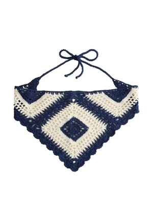 Dreieckiges, marineblau-weiß gehäkeltes Neckholder-Top mit Bindverschluss am Hals und geometrischen Mustern.