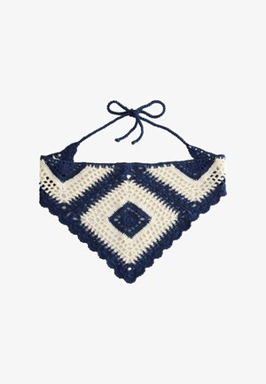 Dreieckiges, marineblau-weiß gehäkeltes Neckholder-Top mit Bindverschluss am Hals und geometrischen Mustern.