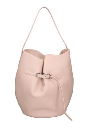 Borsa a secchiello in morbida pelle rosa con una tracolla singola e dettaglio fibbia frontale per la chiusura.