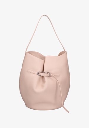 Sac seau en cuir rose doux avec une bandoulière unique et un détail de boucle à l'avant pour la fermeture.