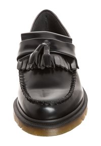 Mocassin en cuir noir avec dessus à franges, détails cousus, bout rond, et semelle en caoutchouc avec un léger dégradé.