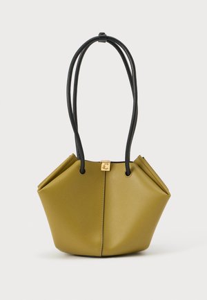 Bolso de mano de cuero verde oliva con asas negras redondeadas y pequeño broche dorado en el centro superior sobre fondo blanco.