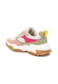 Zapatilla multicolor con parte superior rosa, gris y verde, paneles de malla, una suela acolchada blanca y una suela de goma con un acabado texturizado.