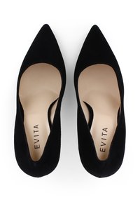 Décolleté in suede nero con punta a mandorla e silhouette elegante. L'interno presenta una fodera liscia con il marchio "EVITA".