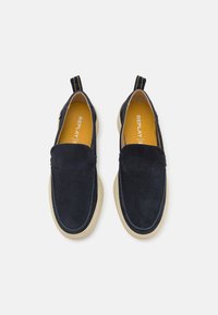 Mornarski suedi slip-on cipele s bež gumenom petom, s žutim akcentima na peti i mekanim unutarnjim oblogom.