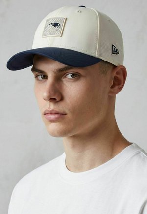 New Era, 9SEVENTY STRETCH  TRAINING NEW ENGLAND PATRIOTS - Cappellino - beige