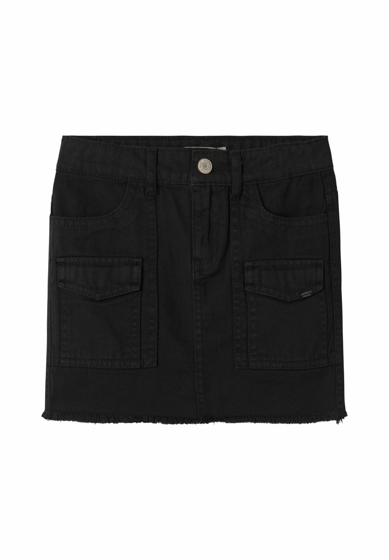 Zwarte denim rok met een rafelige zoom, voorzien van twee voorzakken en een knoopsluiting. Glad textuur en aansluitend ontwerp.