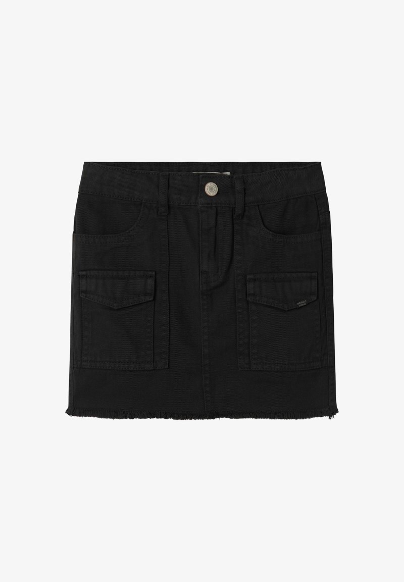 Jupe en denim noir avec un ourlet effiloché, dotée de deux poches avant et d'une fermeture à bouton. Texture lisse et design ajusté.