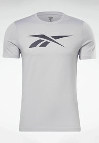T-shirt Reebok grigio chiaro in cotone. Presenta un logo nero sulla parte anteriore, collo tondo classico e maniche corte.