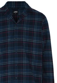 Herre flannel skjorte i marineblå med rød og lys blå ternet mønster. Har krave, knaplukning og lange ærmer. Blød tekstur.