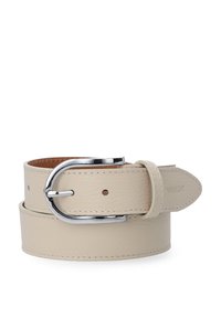 Ceinture en cuir beige avec une boucle en métal argenté, dotée d'une surface texturée, d'une seule rangée de trous et d'une inscription de logo.