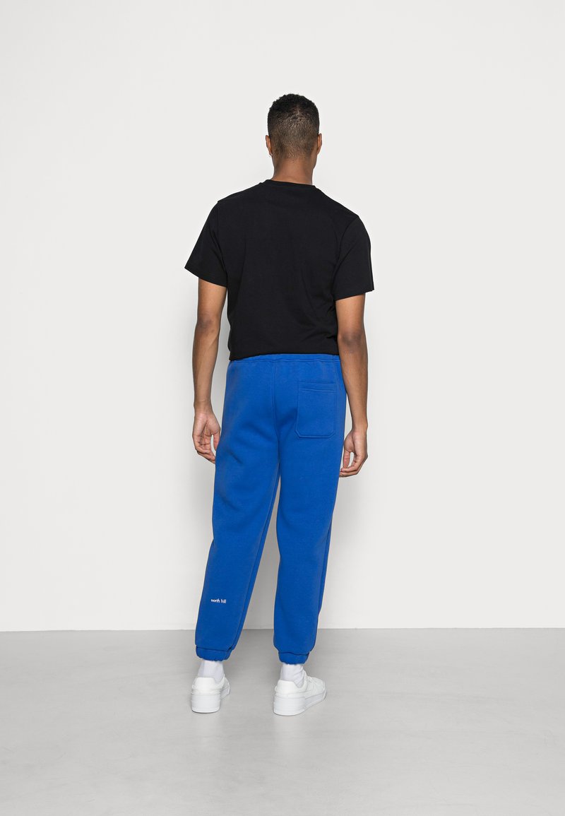 Herren Trainingsanzüge | NORTH HILL PARIS HERMEL JOGGER Jogginghose blue/blau - SV40985 Herren Trainingsanzüge | NORTH HILL PARIS HERMEL JOGGER Jogginghose blue/blau - SV40985