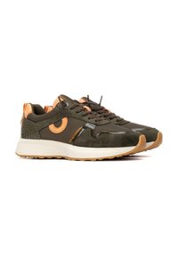 Zapatillas de deporte de color verde oscuro con acentos naranjas, paneles laterales texturizados, cordones planos, detalles reflectantes y una media suela blanca. Suela de goma.