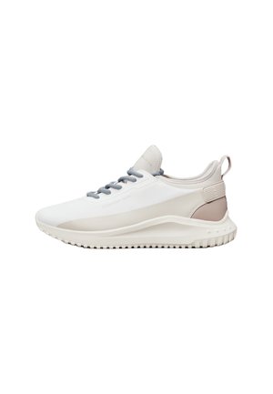 Zapatilla deportiva blanca con un upper sintético liso y cordones grises. Presenta una suela texturizada y un acento beis en el talón para mayor estabilidad.