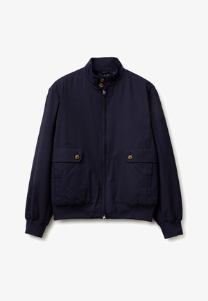 Blouson bomber bleu marine avec fermeture éclair devant, col montant boutonné et deux poches à rabat avec boutons marron. Poignets et ourlet côtelés.