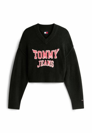Maglione cropped nero in tessuto a maglia con scollo a V, caratterizzato da un prominente logo ricamato "TOMMY JEANS" in rosso e bianco sul davanti.