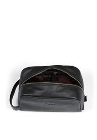 Borsa in pelle nera con apertura a zip, forma rettangolare, superficie texturizzata e una piccola tasca interna visibile all'interno.