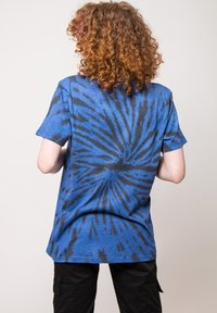 Paradiso Clothing PRINCE GOLD SYMBOL DIP DYE - Print T-shirt - purple