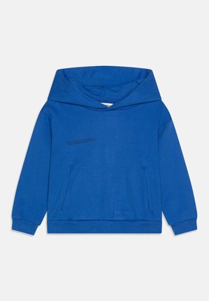 Sudadera azul hecha de un tejido suave; cuenta con una gran capucha, un bolsillo tipo canguro y detalles de texto en la parte delantera. Forma sencilla y relajada.