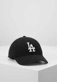 Svart baseballcaps laget av stoff, med en hvit brodert "LA"-logo på forsiden, en buet skjerm og en tettsittende design.