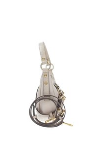 Borsa a mano in pelle grigia e beige con accessori dorati, tracolla testurizzata, forma curvata e tracolla attaccata. La vista laterale mostra il suo design.