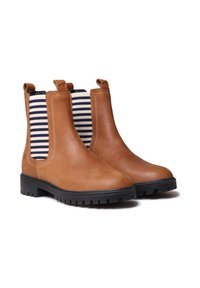 Botas de tobillo de cuero marrón con paneles elásticos a rayas en navy y blanco, suelas de goma y un diseño de punta redondeada. Estilo Chelsea clásico.