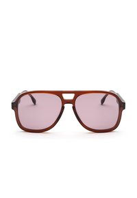 Occhiali da sole con montatura marrone e lenti rosa, caratterizzati da una forma rettangolare e un taglio distintivo tra le lenti.