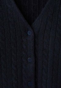 Cárdigan azul marino de punto texturizado, con cuello en V, seis botones y patrones de trenzado vertical para un detalle adicional. Suave textura de la tela.