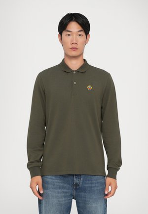 Pitkähihainen oliivinvihreä polo-paita, jossa on kaulus ja kolme nappia. Rinnassa on pieni, värikäs brodeerattu logo.