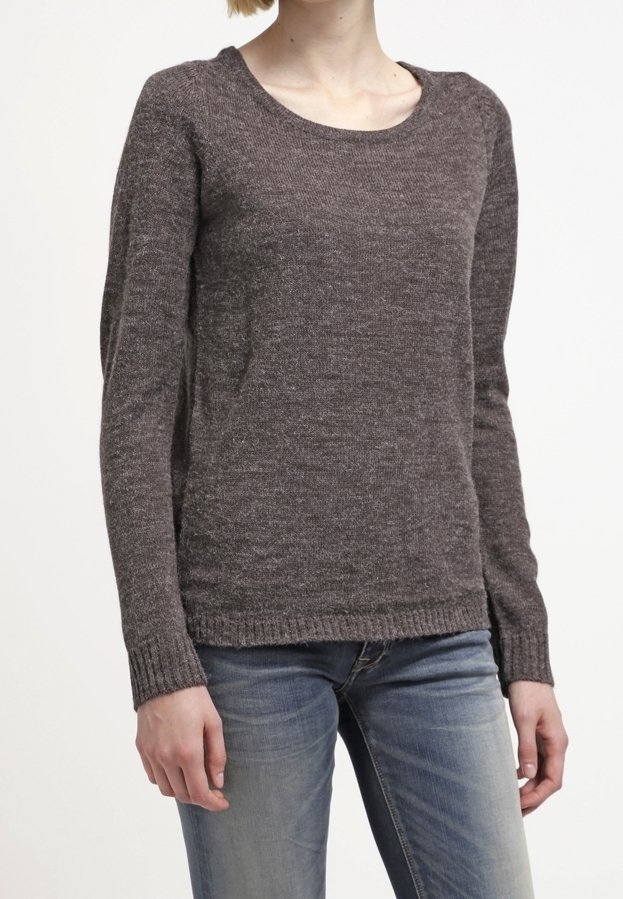 Brun texturerad tröja med rund halsringning, långa ärmar och ribbad nederkant, parat med ljusa denimjeans. Avslappnad och enkel design.