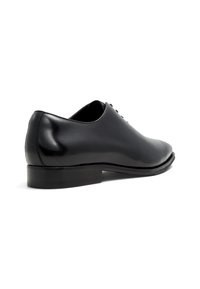 Černá kožená společenská obuv s elegantním designem, kulatou špičkou, hladkým povrchem a měrným podpatkem. Disponuje tradičními tkaničkami.