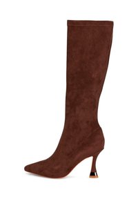 Brązowe zamszowe wysokie buty do kolan z ostro zakończonym noskiem i eleganckim fasonem, wyposażone w unikalny stożkowy obcas z akcentem u podstawy.