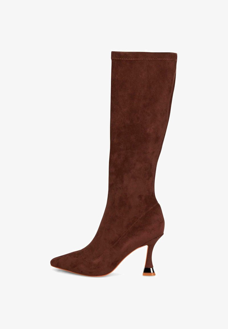 Bota marrón de ante hasta la rodilla con punta afilada y un diseño elegante, que presenta un exclusivo tacón en forma de cono con un acento en la base.