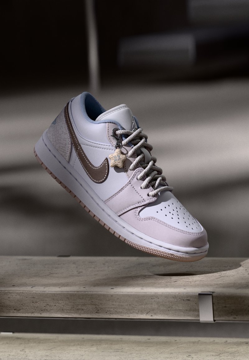 Jordan AIR JORDAN 1 LOW SE - Sneakers - white/ironstone/light soft pink ...