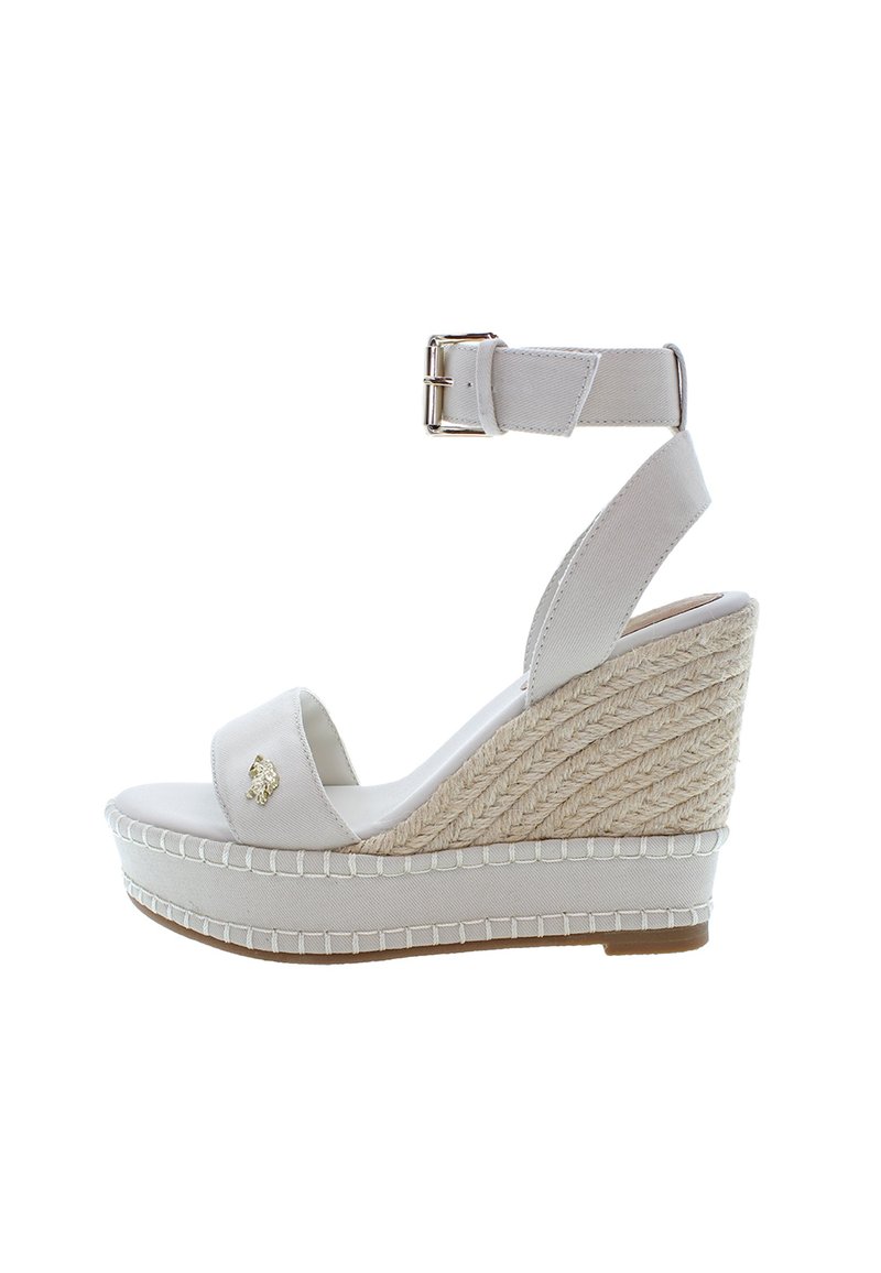 Bílé klínové sandály s texturovaným jutu na podpatku, uzavřenou špičkou, nastavitelným páskem kolem kotníku a zlatými akcenty. Hladký textilní povrch.