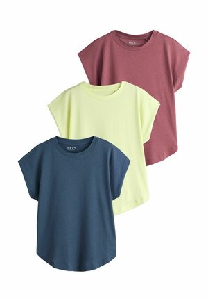 Drei kurzärmelige Rundhalsausschnitt-Shirts in staubigem Rosé, Hellgelb und Marineblau, diagonal auf einem weißen Hintergrund angeordnet.