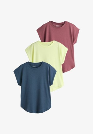 Trzy koszulki z krótkim rękawem i okrągłym dekoltem w kolorach pudrowego różu, jasnej żółci i granatu, ułożone na sobie po skosie na białym tle.