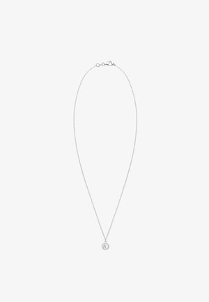 Ezüst nyaklánc, amely finom láncból és egy kör alakú medálból áll, amelynek domború "A" betűje van, díszes keret öleli körül.