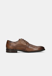 Pantofii de damă din piele maro, cu o textură netedă, având vârful rotunjit, design cu șireturi și un toc jos și stratificat.