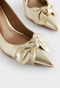 Next FOREVER COMFORT BOW MID COURT  - REGULAR FIT - Klasické lodičky - mottled yellow