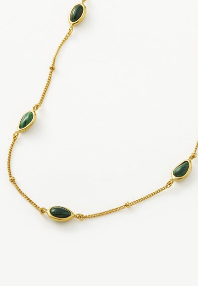Χρυσή αλυσίδα κολιέ που διαθέτει πολλές πέτρες σε σχήμα σταγόνας σε πράσινο χρώμα, με ομαλή υφή και εναλλασσόμενους σφαιρικούς τονισμούς σε μια λεπτή αλυσίδα.