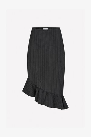 Mustavalkoraidallinen hame, jossa on röyhelöhelma ja asymmetrinen muotoilu. Hameessa on tiukka siluetti ja mukavuuden takaava vyötärö.