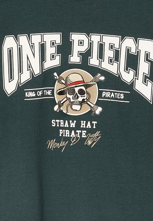 Grünes T-Shirt mit dem weißen Schriftzug "One Piece" und einer zentralen Grafik eines Schädels mit Strohhut, ergänzt durch gekreuzte Knochen.