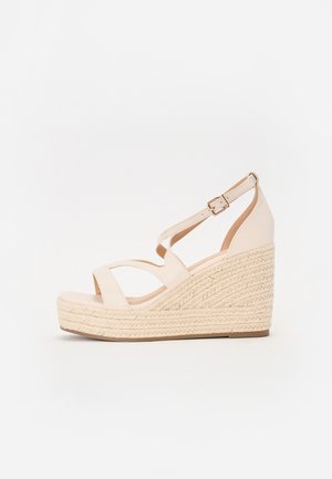 Sandále s klinovým opätkom - beige