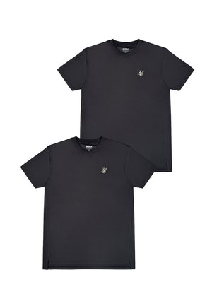 Dwie czarne, krótkie rękawy, t-shirty z okrągłym dekoltem, z małymi, białymi wyszywanymi monogramami na lewej piersi, pokazane na białym tle, częściowo nałożone na siebie.