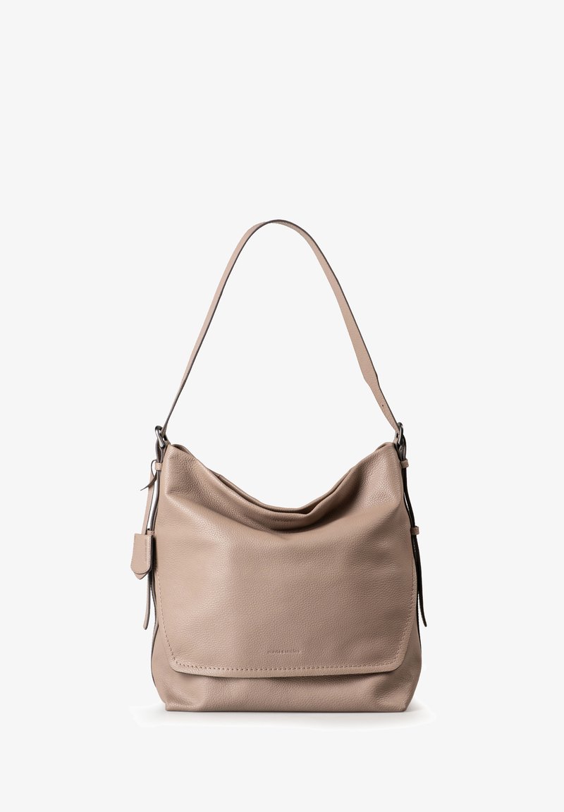 Borsa a spalla in pelle beige con un design morbido e sformato, caratterizzata da una tracolla singola e una chiusura a pattina sottile.