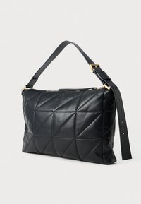 Fekete bőr válltáska steppelt mintával, aranyszínű fém díszítéssel és levehető pánttal. Cipzáras záródással és geometrikus varrással rendelkezik.