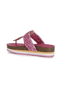 Lyserøde platform flip-flops med vævede stropper med tekstureret overflade, en tyk korksål og lagdelte farverige detaljer langs bunden.